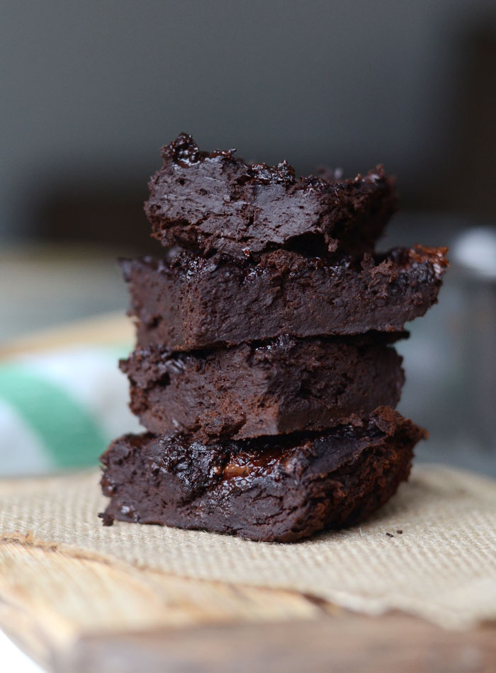 5-INGREDIENT FUDGY FLOURLESS PROTEIN BROWNIES