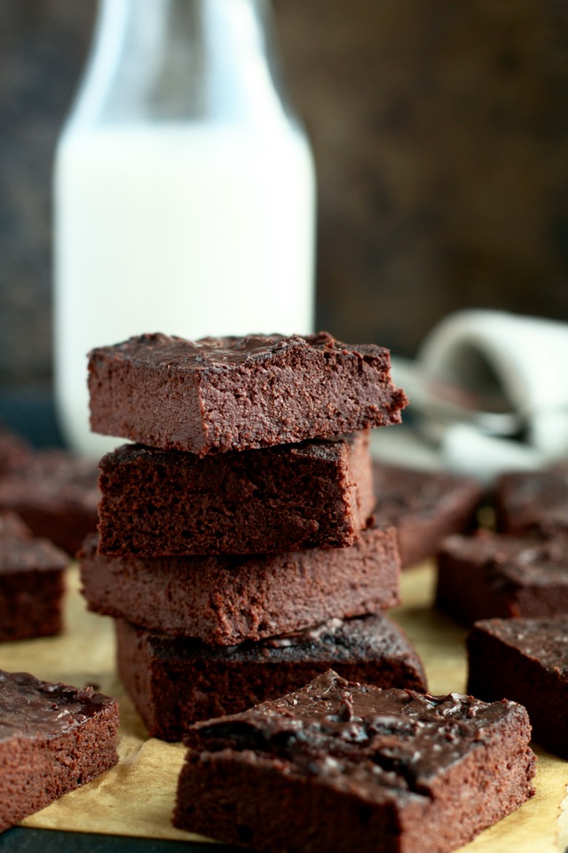 HEALTHY CHOCOLATE LOVER’S BLENDER BROWNIES