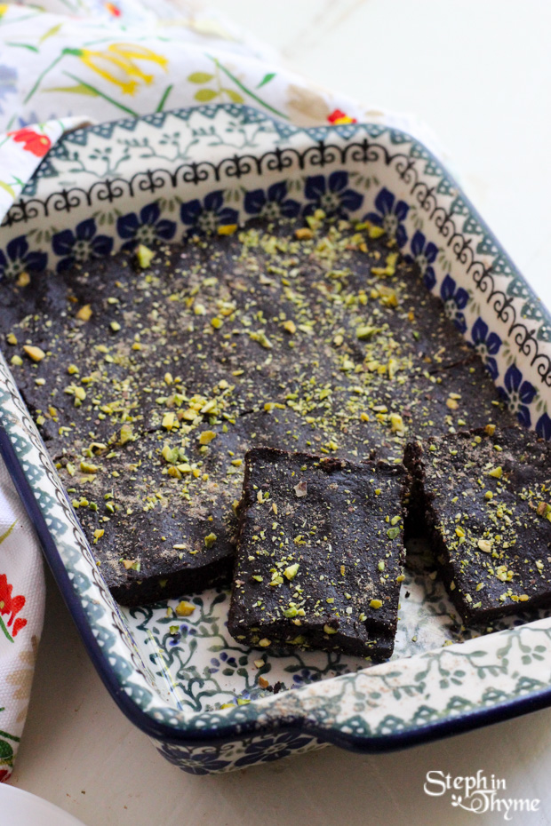 RAW PISTACHIO & CARDAMOM VEGAN BROWNIES