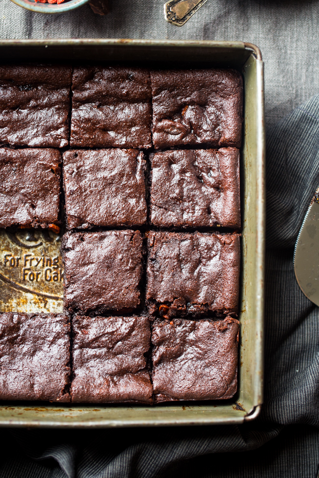 VEGAN BROWNIES WITH BERRIES AND TAHINI {PALEO + SUPER SIMPLE}