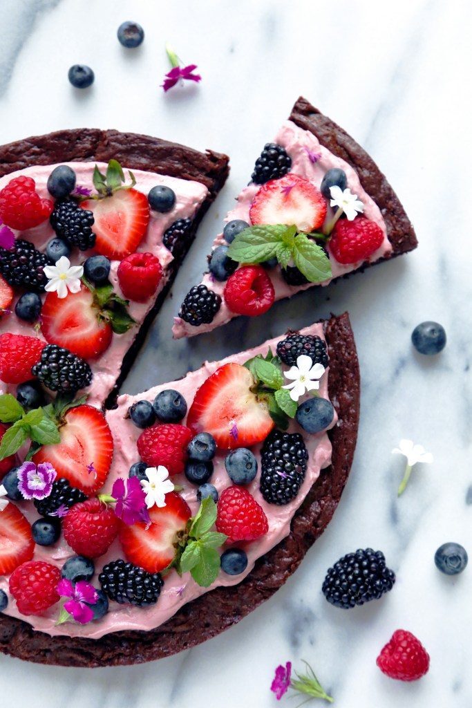 VERY BERRY BROWNIE PIZZA