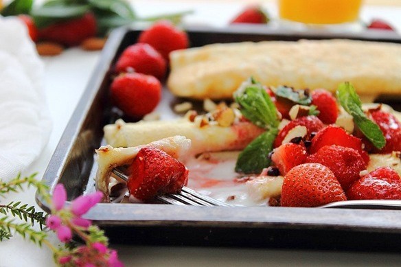 DOUBLE COCONUT STRAWBERRIES & CREAM CREPES