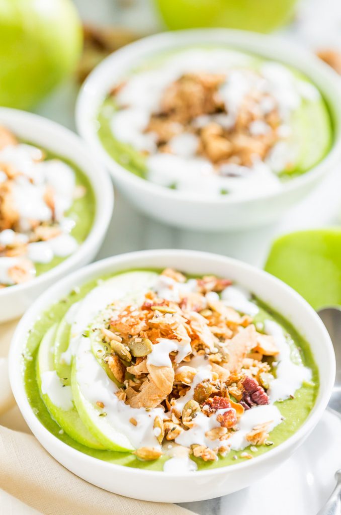 CINNAMON CRUNCH APPLE PIE SMOOTHIE BOWL