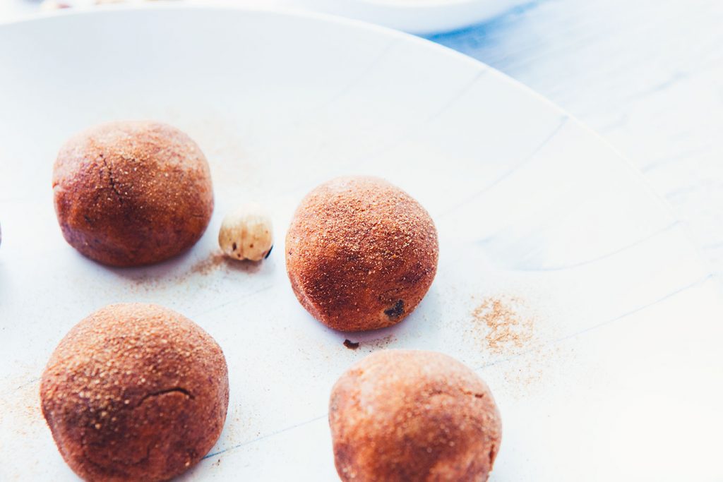 Cinnamon Roll Energy Balls