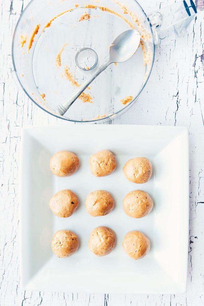 Cinnamon Roll Energy Balls