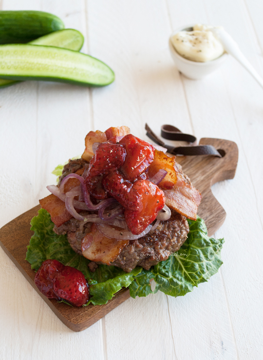 SUMMER BURGER WITH STRAWBERRIES